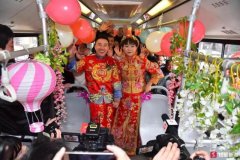成都婚禮策劃可以租公交當婚禮花車