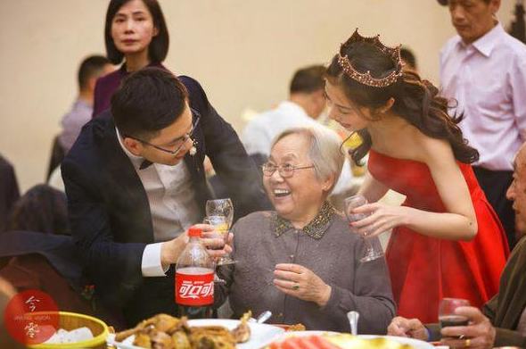 在成都辦婚禮 酒桌上敬酒時應該說些什么
