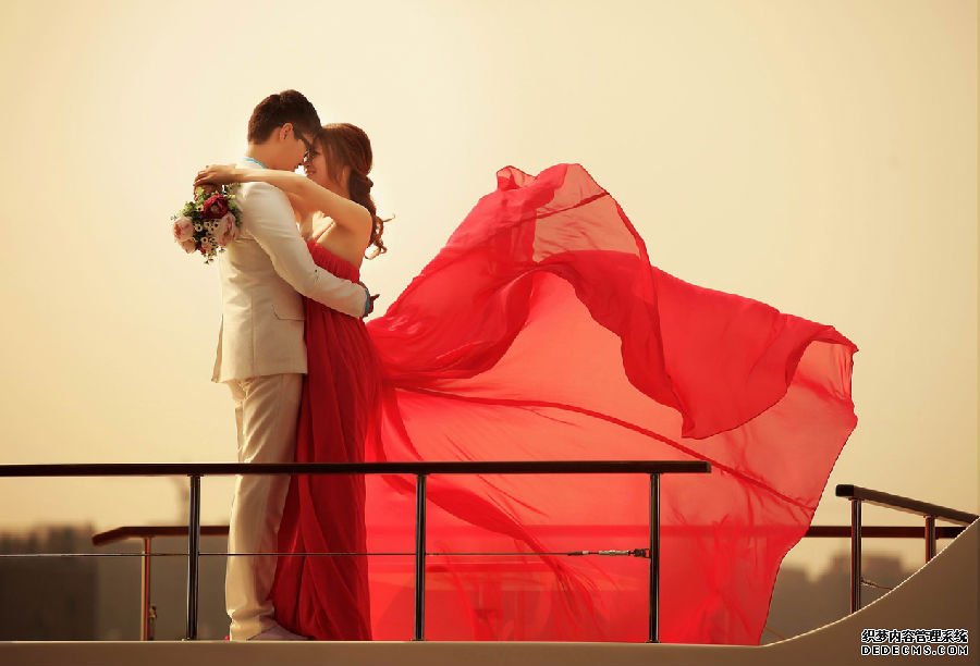 結婚戒指怎么戴？  不同手指佩戴的寓意.png
