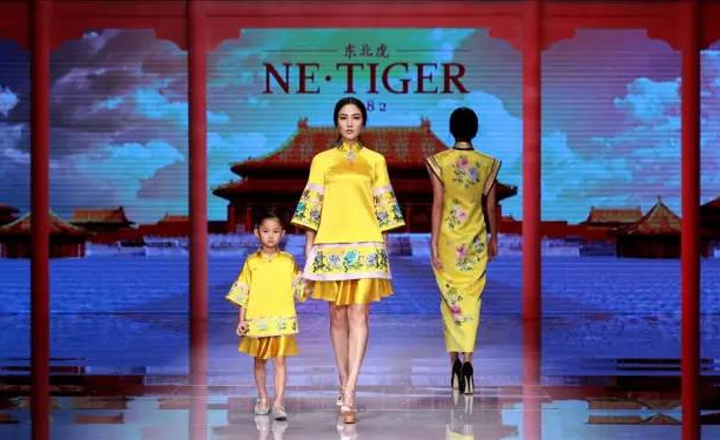 把大清王朝搬上了時裝周的NE·TIGER，京劇開場超